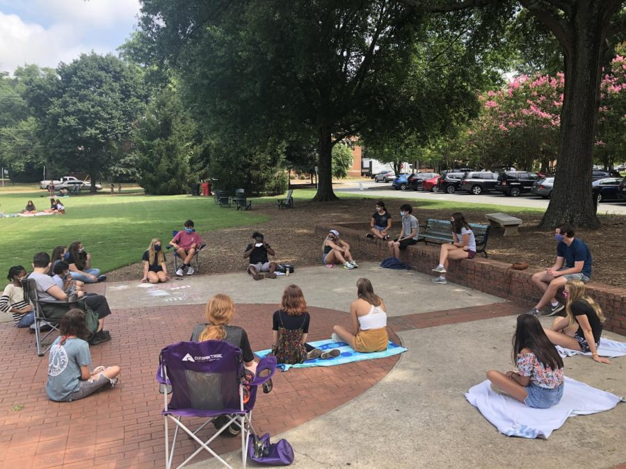 Students meeting to disuss.